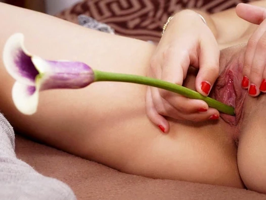 minyon genç candice mastürbasyon ile bir çiçek