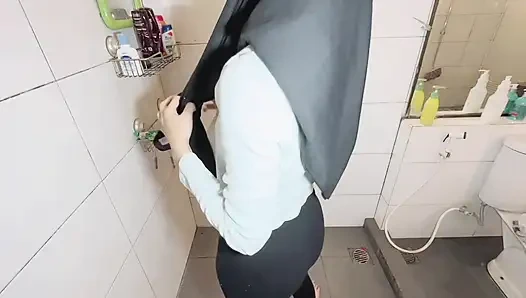 EPS. 1 - Malezyalı gençler duşta tesettürlü ve orgazmlı samimi yolculuk