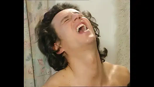 Güzel göğüsler esmer büyük bir yarrağa biniyor