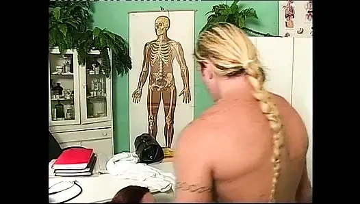 Vahşi bir kaltak büyük bir İtalyan yarağını alıyor!