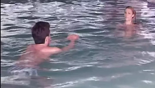 Sürtük Fransız genç kızın götü havuz başında sikiliyor