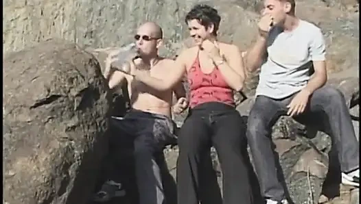 Deneysel biseksüel üçlü grup seks dağlarda boşalma macerası yaşıyor