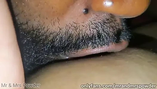 Emme meme uçları ve meme uçlarına tükürme onu inilti yapar