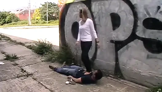 Soğuk ve sert taş zemin üzerinde çiğneniyor