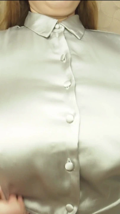 Büyük doğal göğüsler saten bluzla azdırıyor