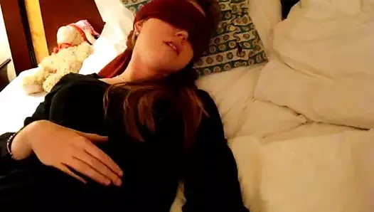 gözleri bağlı kız arkadaşı sahiptir büyük vibratör içinde onu sıkı traş