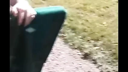 Külotlu çorap sıcak pembe ayaklarını gösteriyor