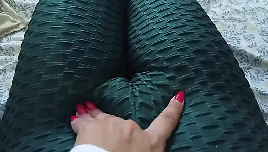 Üvey kız üvey babasını hatırlıyor, azgın uyanıyor ve porno izlerken amıyla oynuyor