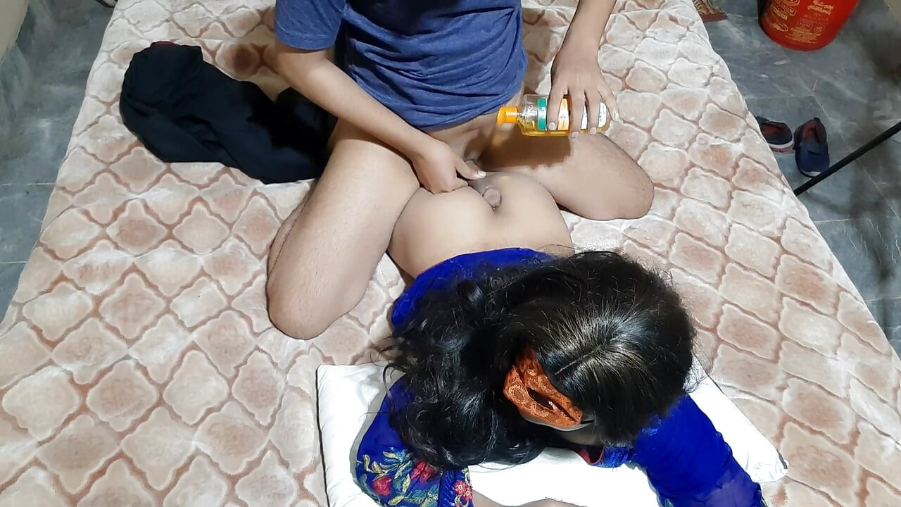 Üvey kız kardeş ve üvey erkek kardeş sert anal sikişin tadını çıkarıyor, ilk kez ağrılı anal seks