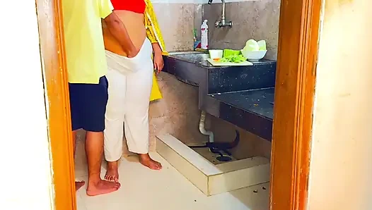 Mutfakta köri keserken aniden kayınvalidemi siktim - desi sert seks