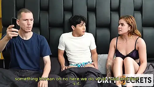 Üvey kız kardeşimle aynı yatağı paylaşıyorum ve üvey babam bakmıyorken ona yarağımı emdiriyorum