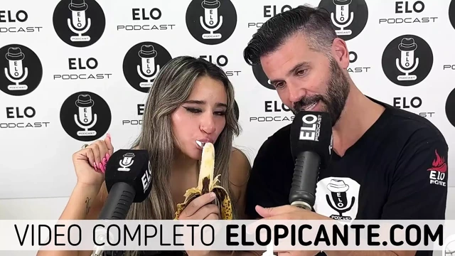 IARA BAHARATLı ODADA KREMSI MUZ YIYOR