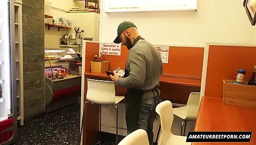 Azgın büyük memeli orta yaşlı seksi kadın teslim adama amcıkla para ödüyor