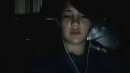 Haç giyiyor - göğüslerini teşhir ediyor