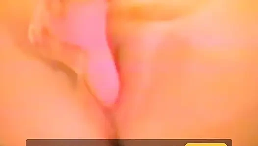 Sert vücutlu bir sarışın dildoyla kendini çıkarıyor