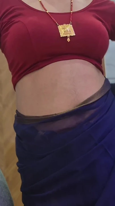 Teyzem beni mastürbasyon yaparken yakaladı ve sikimi iyi emiyor ve Hintçe seste sert sikişiyor