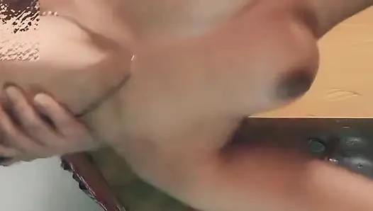 Latika büyük yarakla sikişiyor