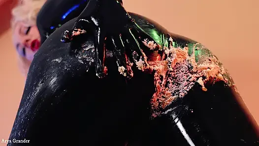 Seksi lateks fetiş videosu doğum günü pastası