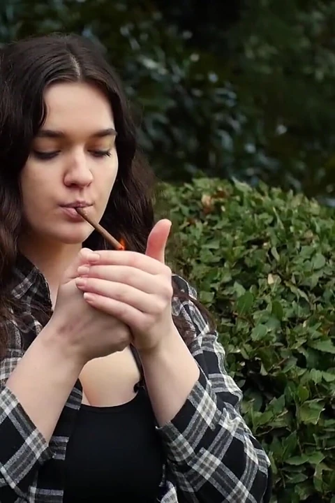 Tatlı ve büyük memeli Rus bebek doğada sigara içiyor