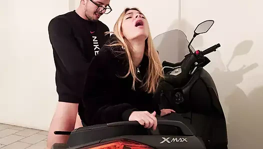 Karım evdeyken, garajda Xmax'ta bir genç kızı sikiyorum. Kirli Diyalog