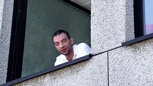 Die Nachbarin beim Hoeschen naessen beobachtet + gefickt