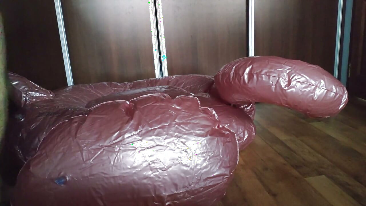 Şişme flamingoma biniyorum ve boşalıyorum