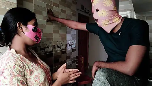 Yaşlı üvey kız kardeş üvey erkek kardeşine mutfakta seks öğretiyor