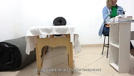 Examen anal avec le doigt du médecin dans l’anus et examen des seins.