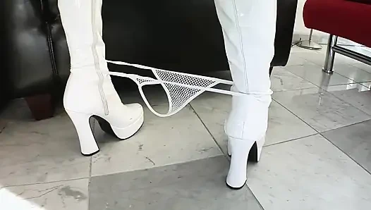 Симпатичную девушку трахают в задницу после орального секса