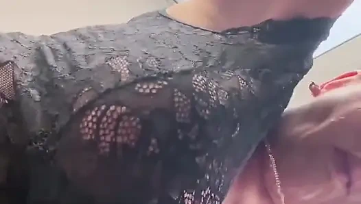 Güzel elbiseli daha fazla kadın kılıklı