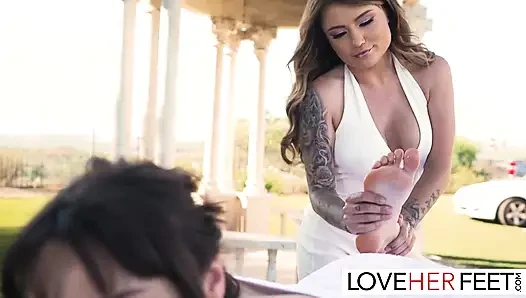 Lezbiyenler Adria Rae ve Lexi Luna birbirlerinin vücutlarına tapıyor