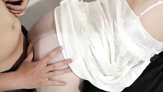 Azgın masöz tombul saten iç çamaşırı giyen müşterinin sikildiğini ve neredeyse yakalandığını gördü, en son Endonezya pornosu