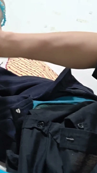 Azgın bir Latina, bacaklarının arasını ıslatmam için evime giriyor. | Klip 1