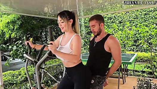 Büyük memeli sarışın öğrenci Tatiana Alvarez fitness eğitmeni Brian Evansx'ı sikiyor