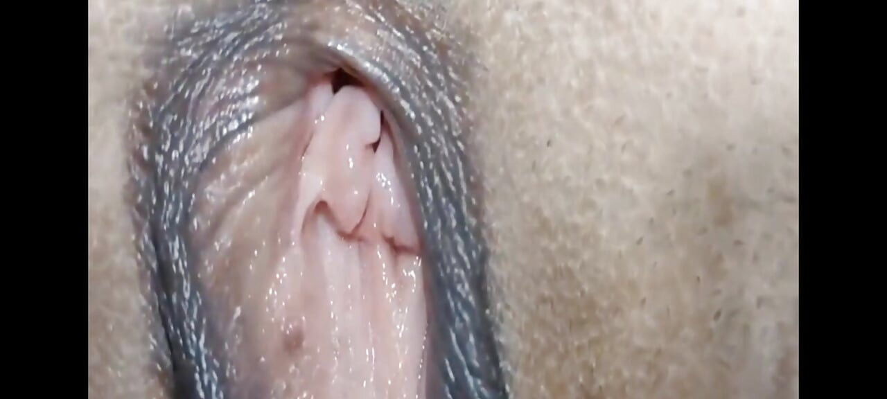 Kocam sana deliklerimi gösteriyor, parmağını götüme sokuyor ve beni kamerada sikiyor