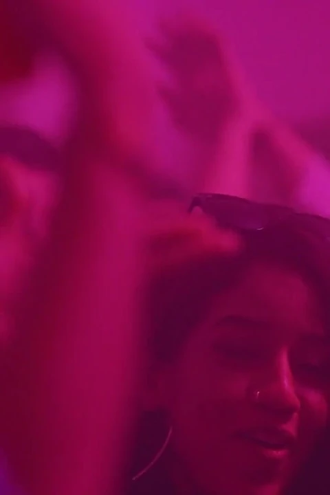 Carollina Cherry tuvalette mastürbasyon yapıyor