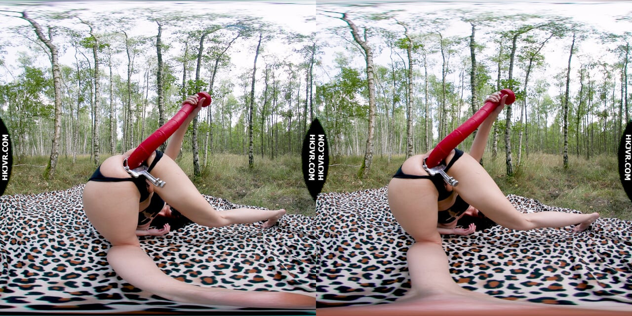 Derin ormanda hotkinkyjo mrhankey'den xo spekulum anal deliği ile derinden uzun kırmızı dildo alıyor - vr180