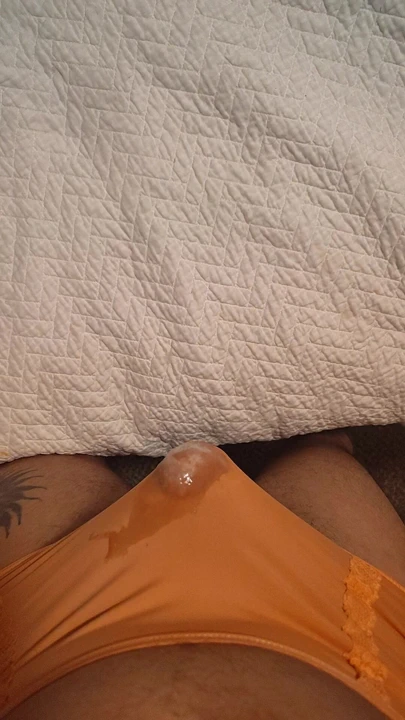 Karımın büyük külotunu giyiyorum