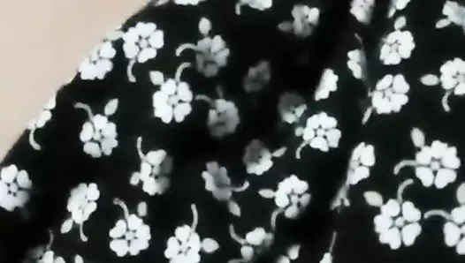 Hint kız parmak ve konuşurken kirli içinde hindi üzerinde canlı