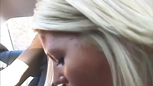 Edepsiz sarışın piliç büyük zenci yarağı tarafından arkadan sikiliyor