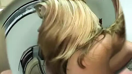 Sarışın orta yaşlı seksi kadın ve genç zenci beyaz adamın aletini emiyor ve 31 çekiyor