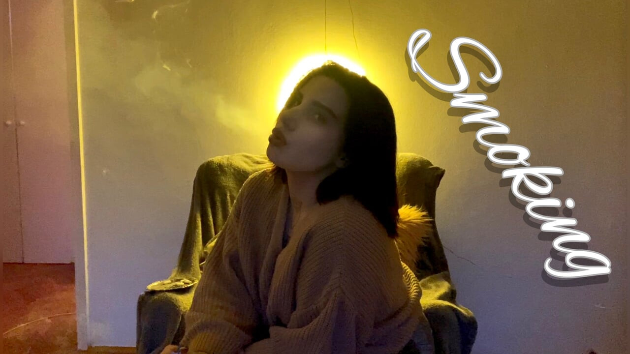 Seksi alternatif kız karanlıkta sigara içiyor