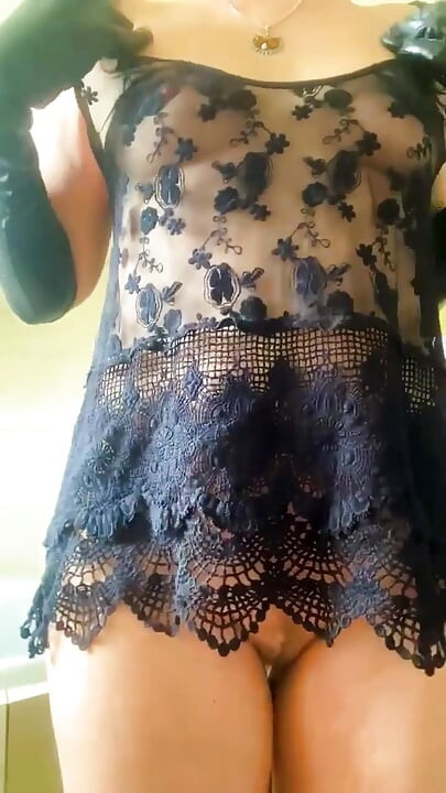 Seksi orta yaşlı seksi kadın küçük striptiz yapıyor