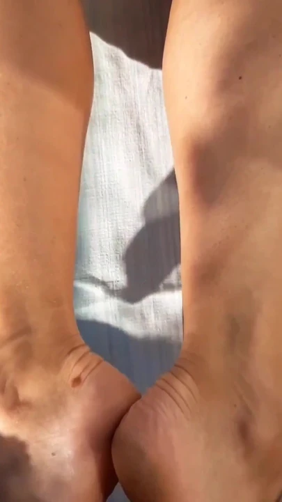 Сексуальная зрелая жена-блондинка наслаждается ногами на улице в любительском видео