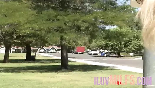 Küçük memeli sarışın fahişeler bir yapay penis ile sert lanet