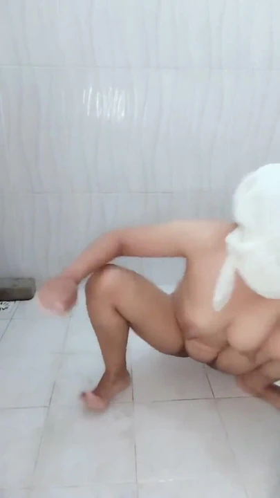 Aunty fisting used big bottle | Clip 1