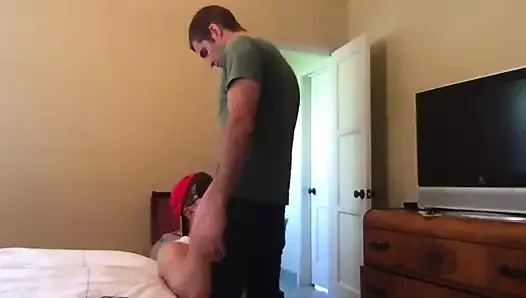 Agresif komşu cumslut'ın ağzını ve boğazını kullanıyor