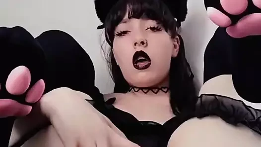 Bratty Kitten yeni dildoyla oynuyor