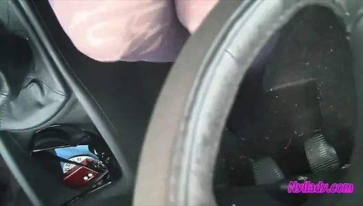 Nyllady'nin desenli külotlu çorapla vites değiştirip tekerlekle ayakla mastürbasyonu