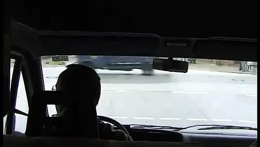 Sarışın genç kız üçlü grup sekste arabada sikiliyor